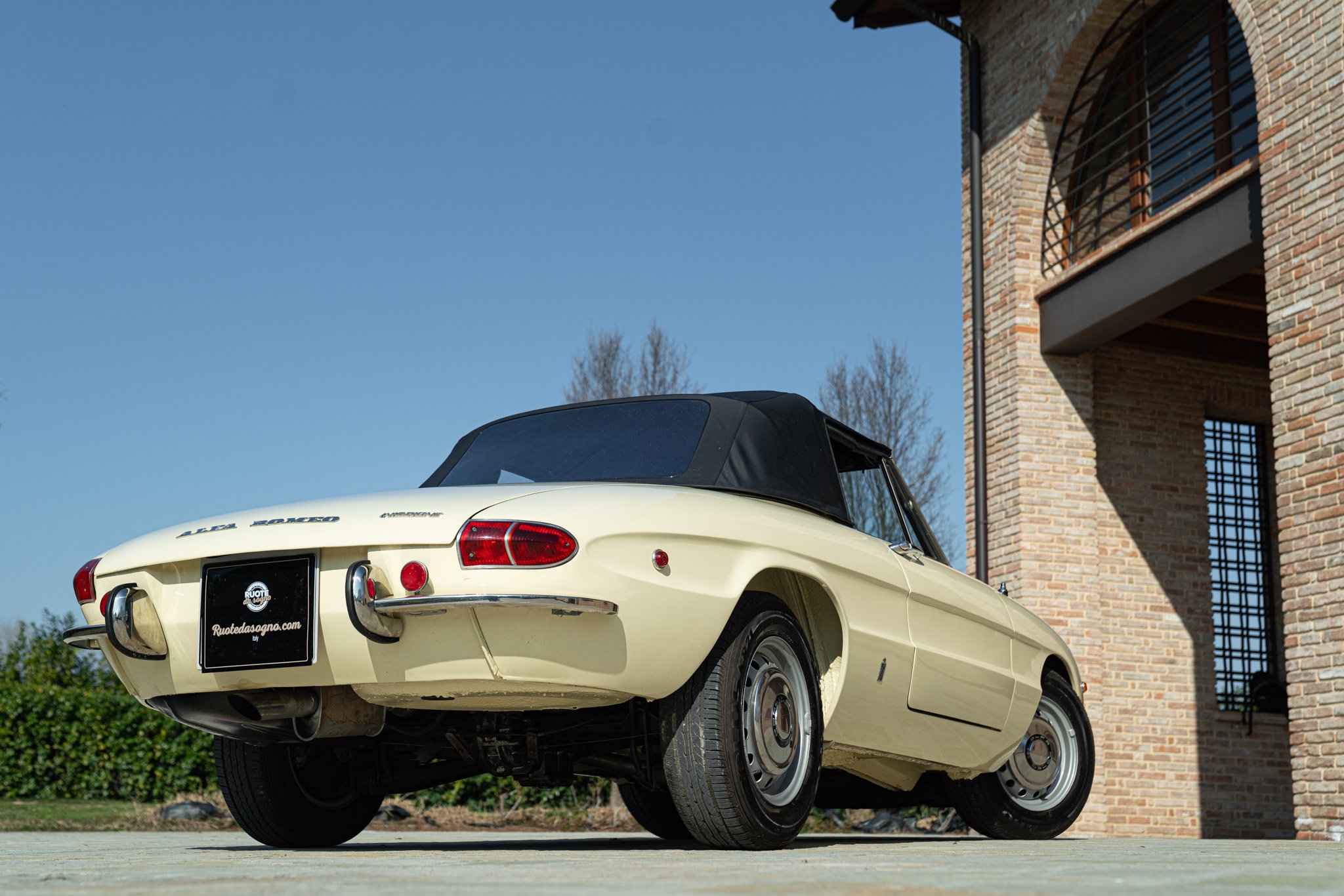 Alfa Romeo SPIDER 1750 VELOCE \"OSSO DI SEPPIA\" 