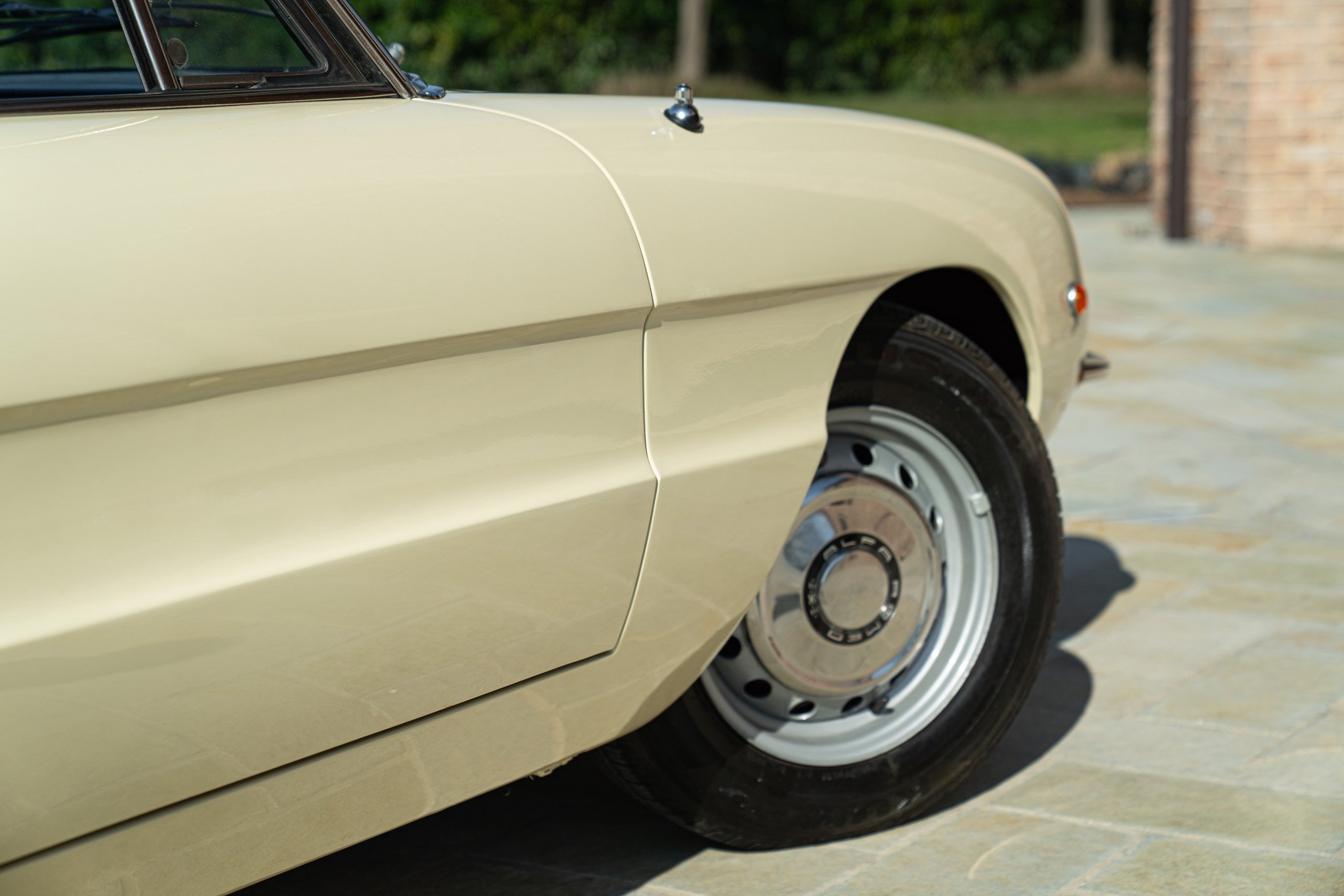 Alfa Romeo SPIDER 1750 VELOCE \"OSSO DI SEPPIA\" 