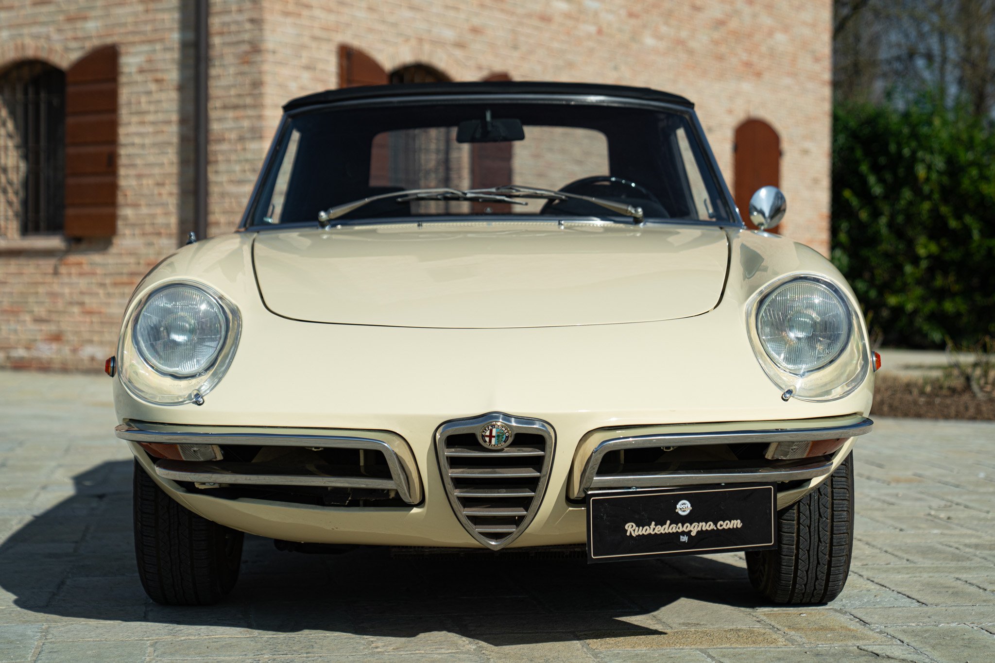 Alfa Romeo SPIDER 1750 VELOCE \"OSSO DI SEPPIA\" 