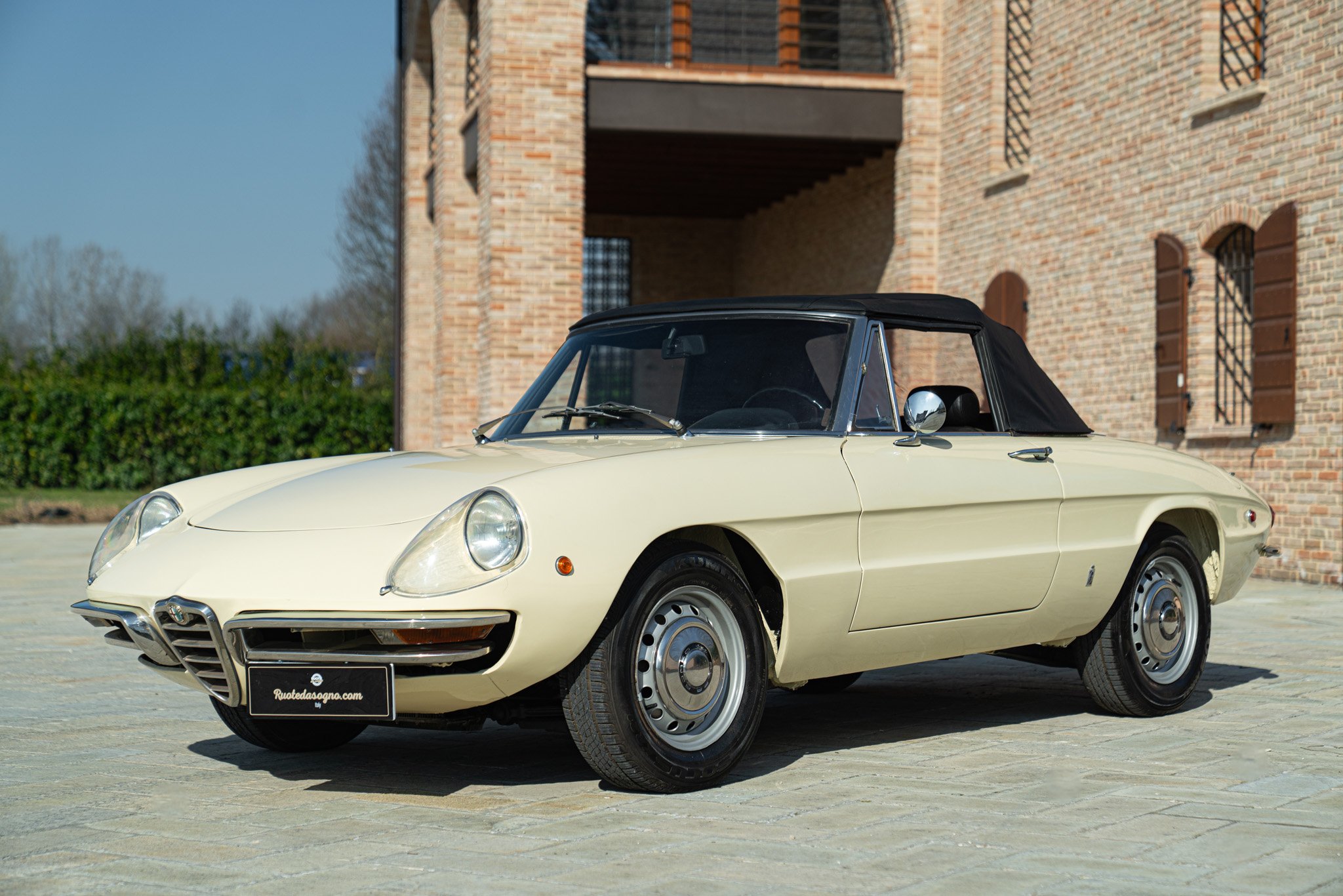 Alfa Romeo SPIDER 1750 VELOCE \"OSSO DI SEPPIA\" 