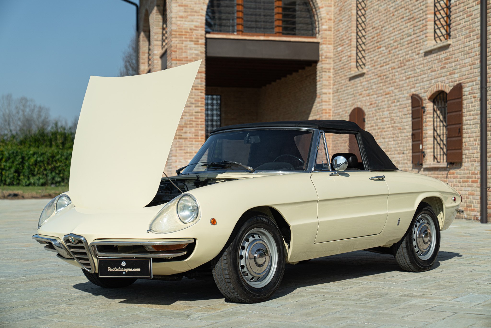 Alfa Romeo SPIDER 1750 VELOCE \"OSSO DI SEPPIA\" 