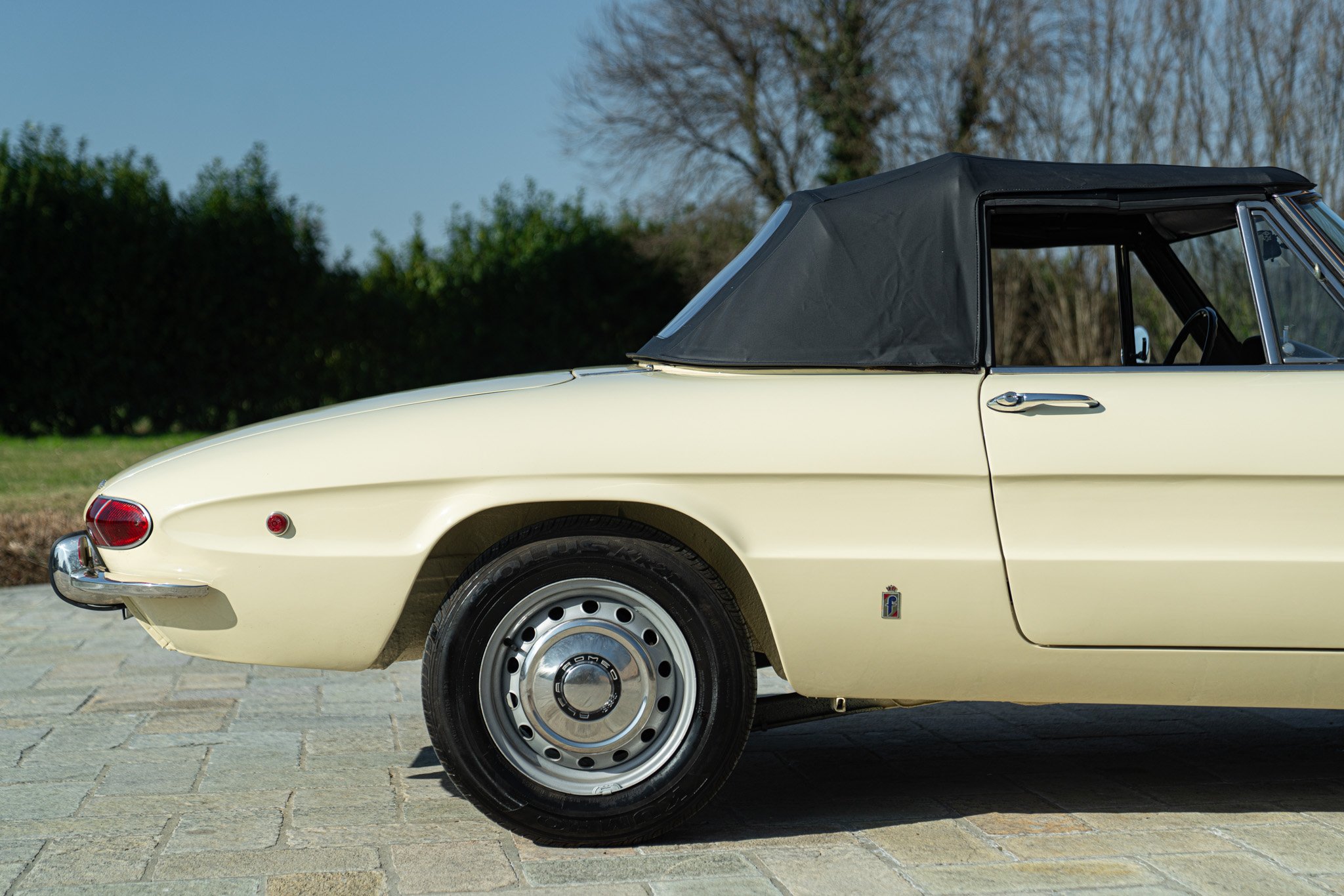 Alfa Romeo SPIDER 1750 VELOCE \"OSSO DI SEPPIA\" 
