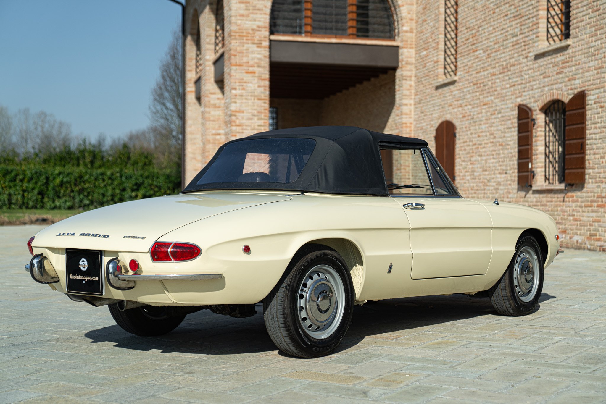 Alfa Romeo SPIDER 1750 VELOCE \"OSSO DI SEPPIA\" 