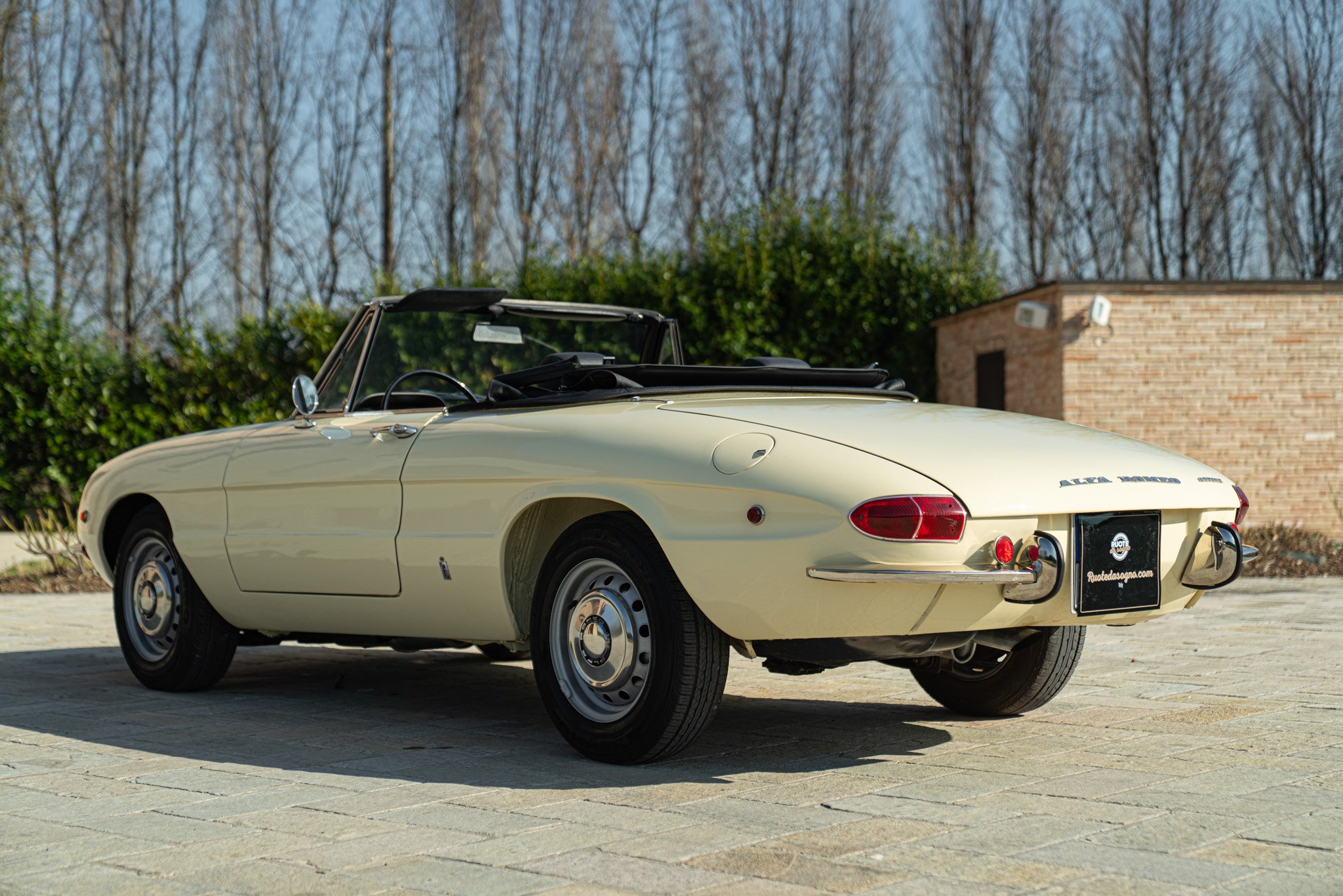 Alfa Romeo SPIDER 1750 VELOCE \"OSSO DI SEPPIA\" 