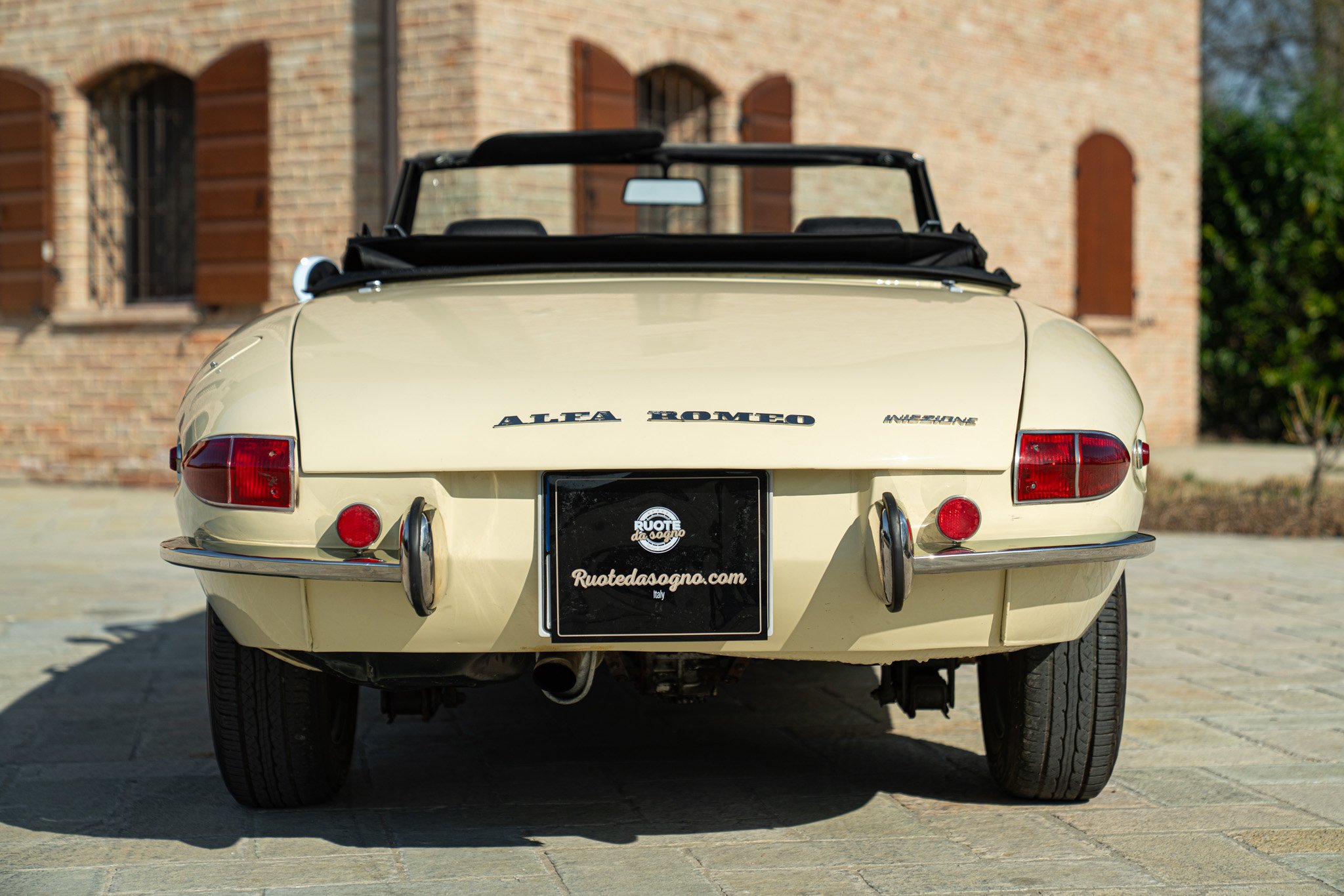 Alfa Romeo SPIDER 1750 VELOCE \"OSSO DI SEPPIA\" 