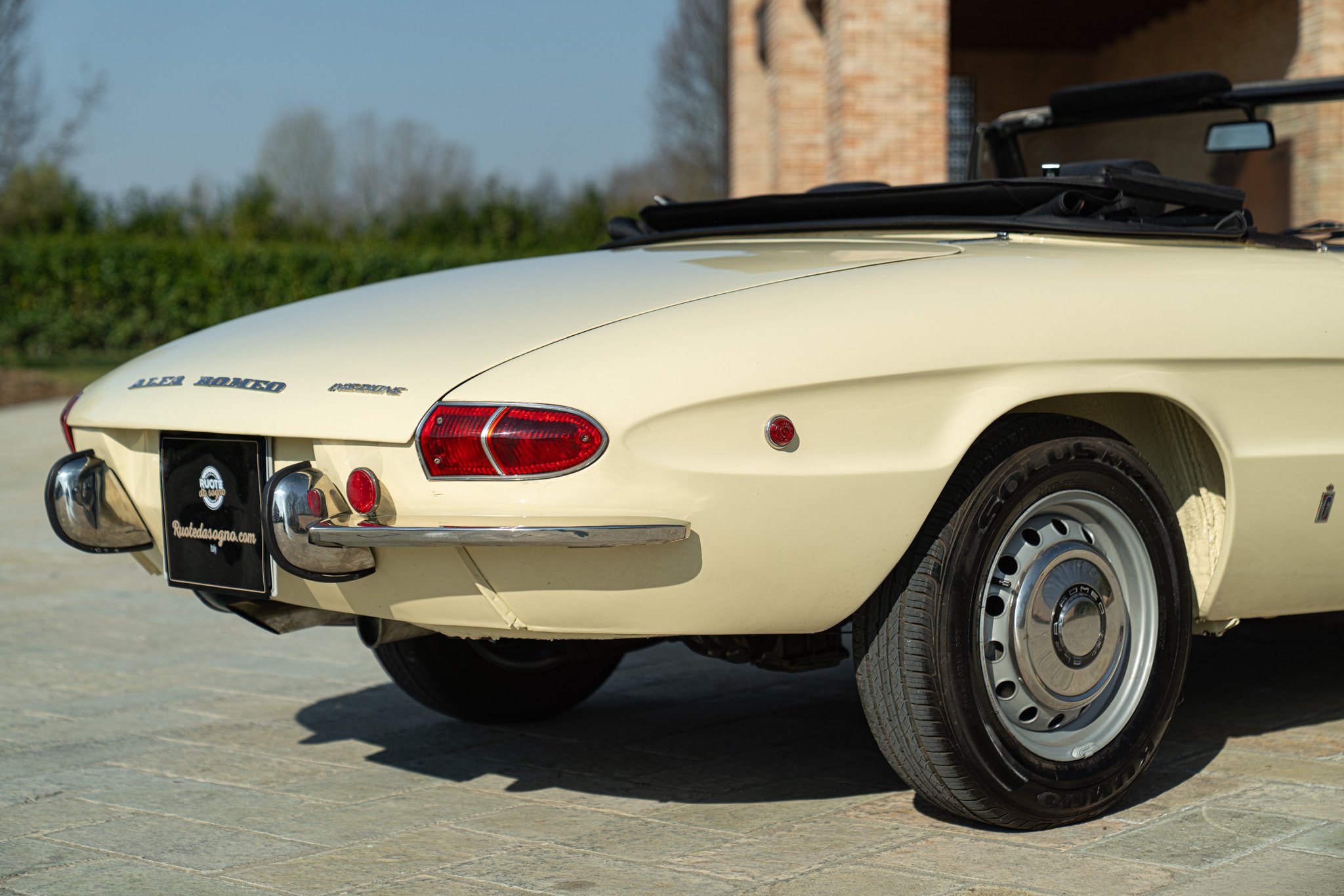 Alfa Romeo SPIDER 1750 VELOCE \"OSSO DI SEPPIA\" 