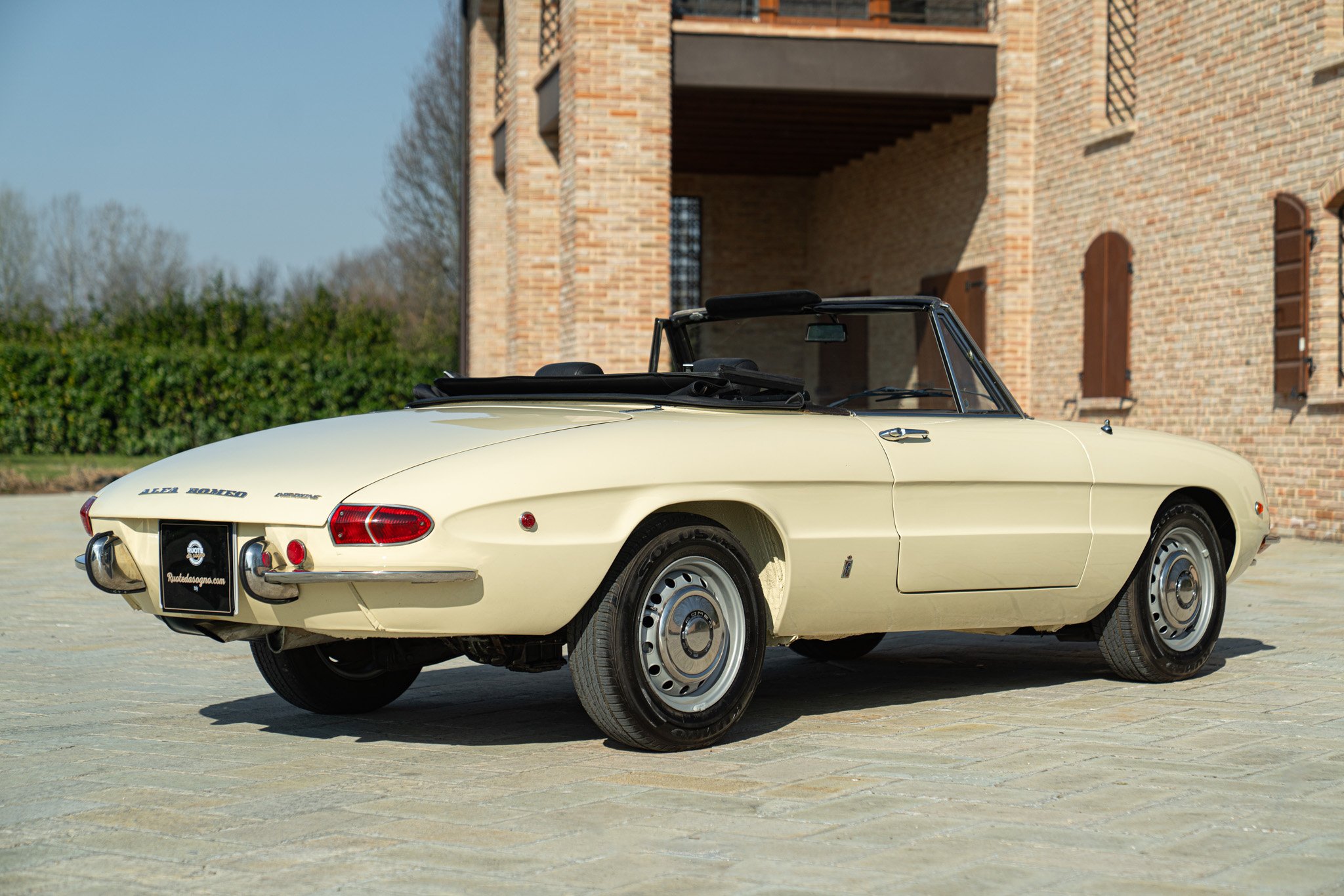 Alfa Romeo SPIDER 1750 VELOCE \"OSSO DI SEPPIA\" 