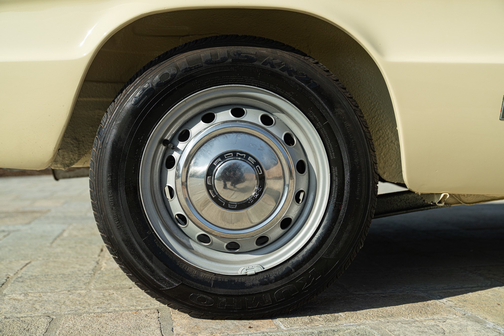 Alfa Romeo SPIDER 1750 VELOCE \"OSSO DI SEPPIA\" 
