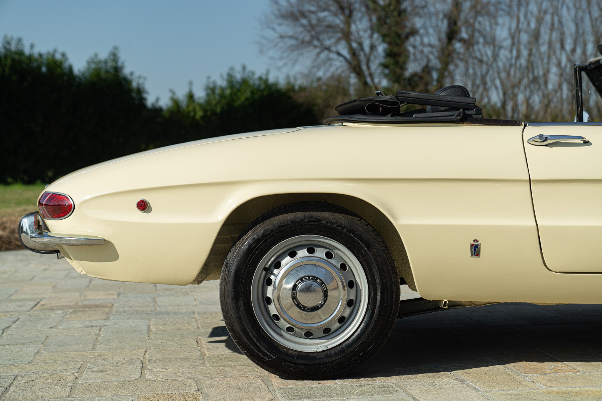 Alfa Romeo SPIDER 1750 VELOCE \"OSSO DI SEPPIA\" 
