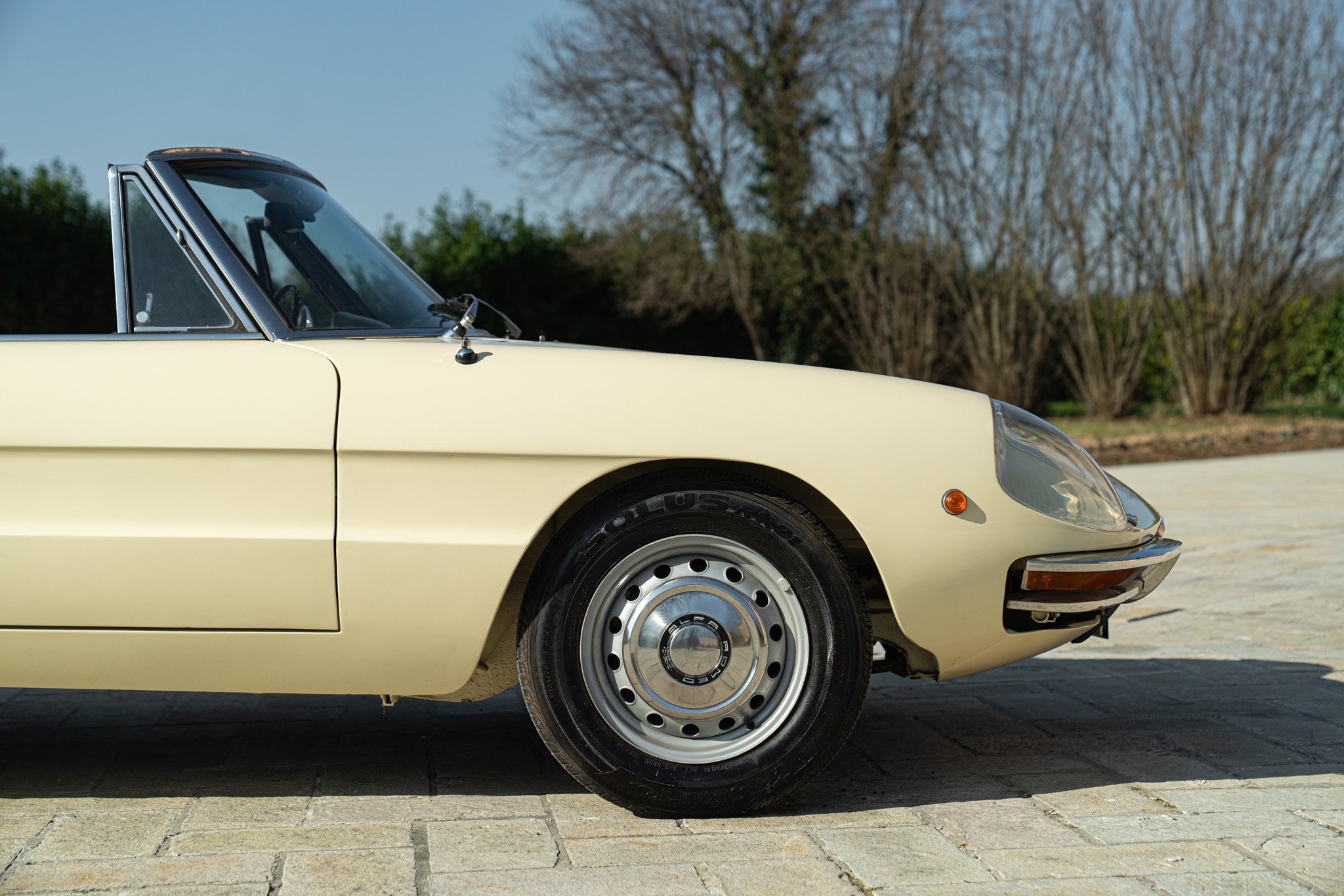 Alfa Romeo SPIDER 1750 VELOCE \"OSSO DI SEPPIA\" 