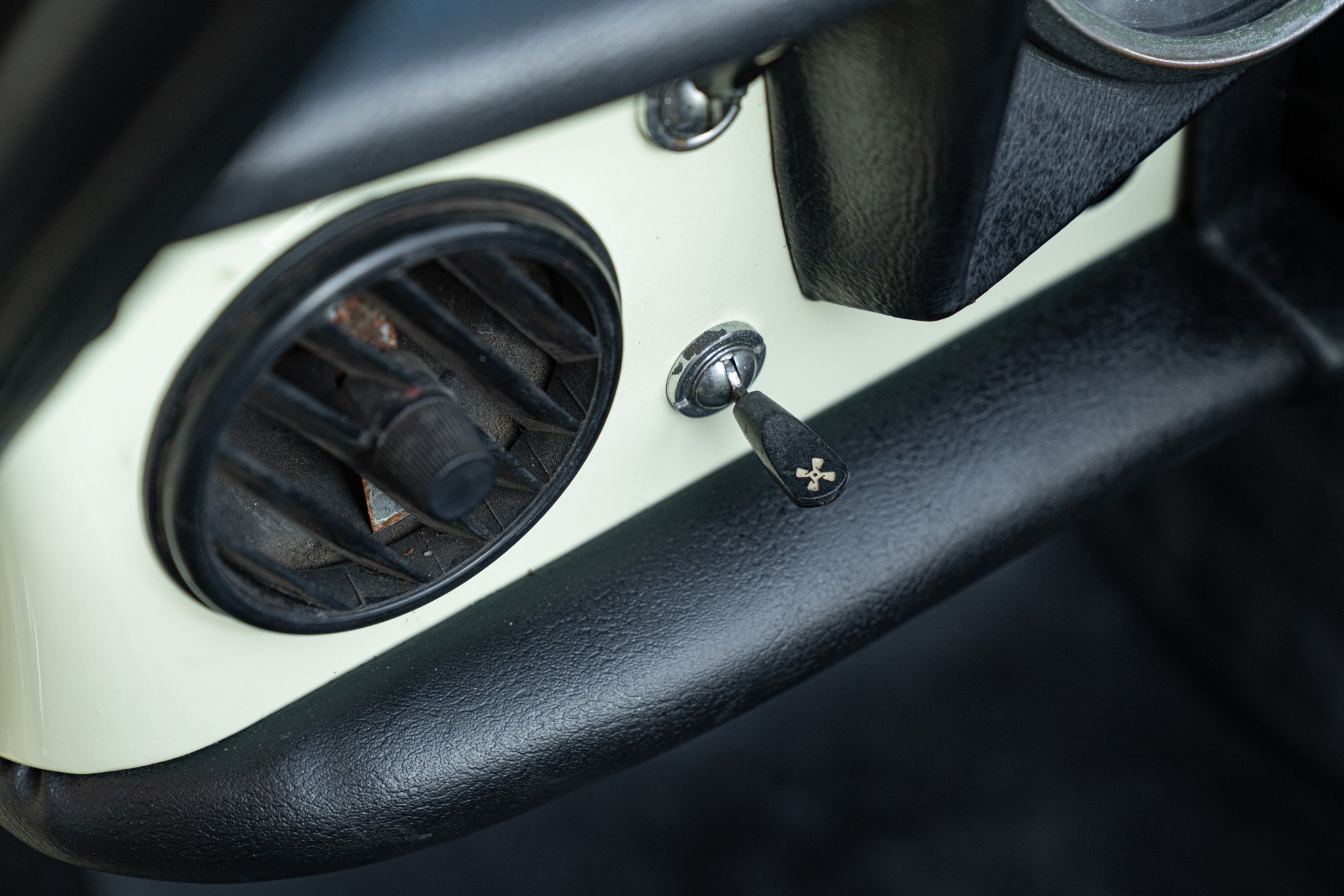 Alfa Romeo SPIDER 1750 VELOCE \"OSSO DI SEPPIA\" 