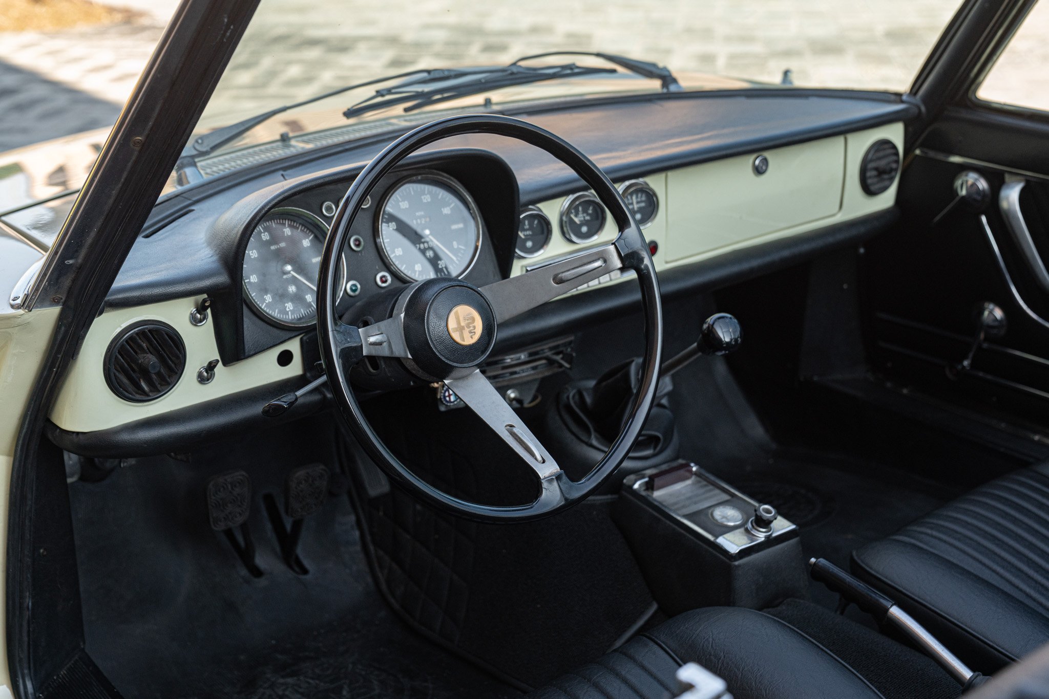 Alfa Romeo SPIDER 1750 VELOCE \"OSSO DI SEPPIA\" 