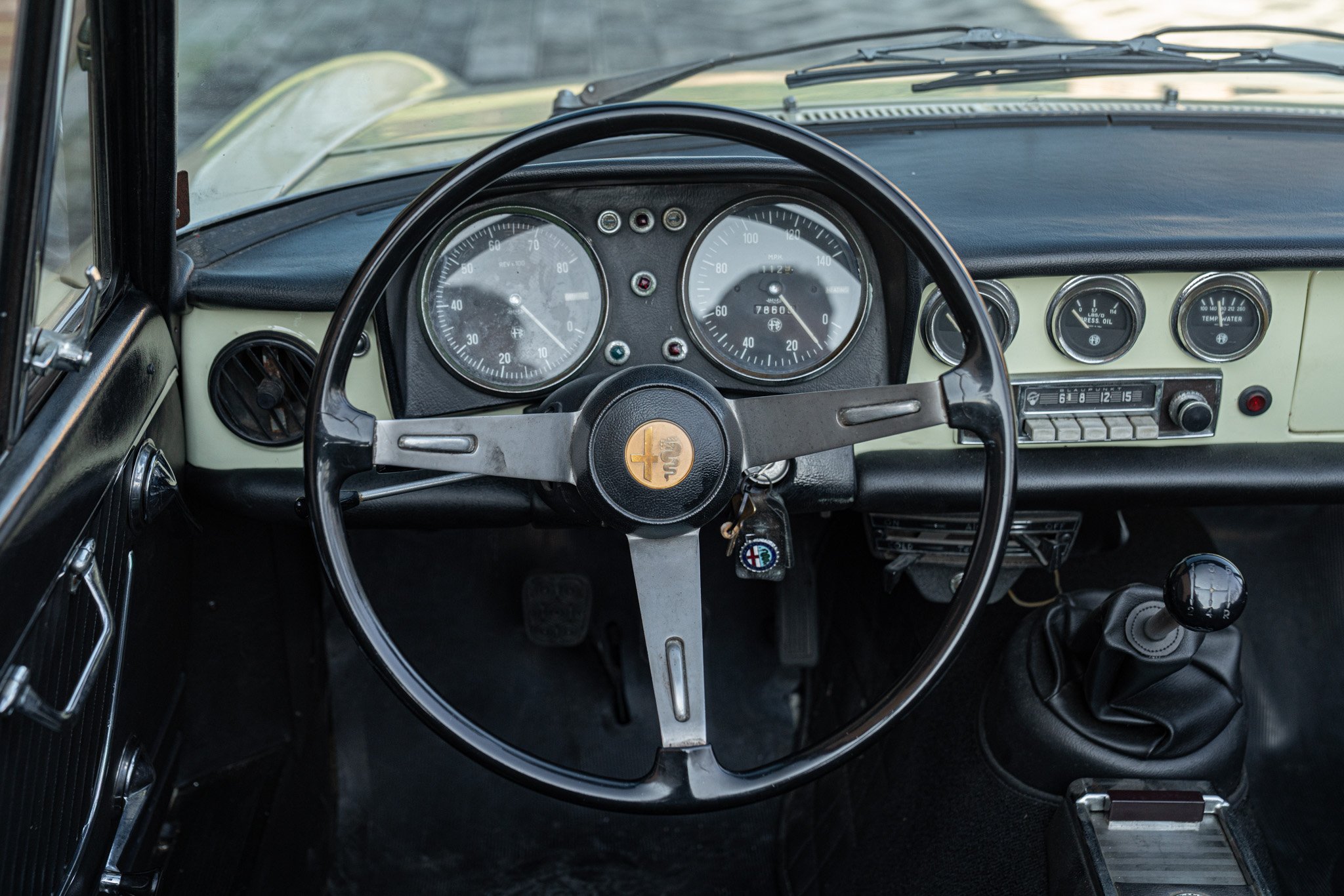 Alfa Romeo SPIDER 1750 VELOCE \"OSSO DI SEPPIA\" 