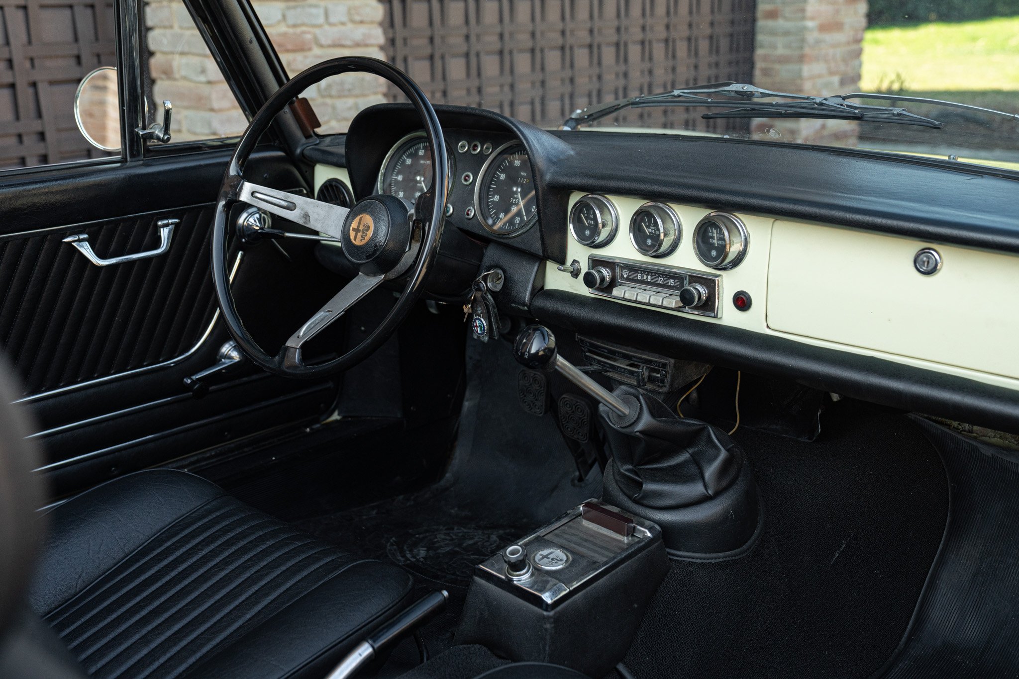 Alfa Romeo SPIDER 1750 VELOCE \"OSSO DI SEPPIA\" 