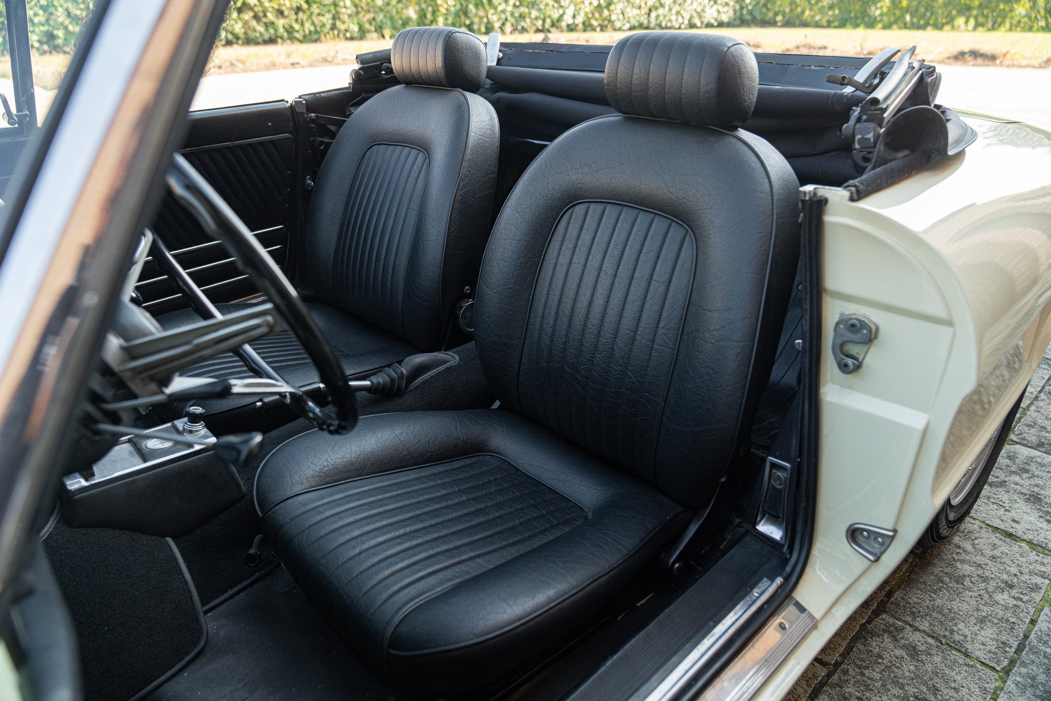 Alfa Romeo SPIDER 1750 VELOCE \"OSSO DI SEPPIA\" 