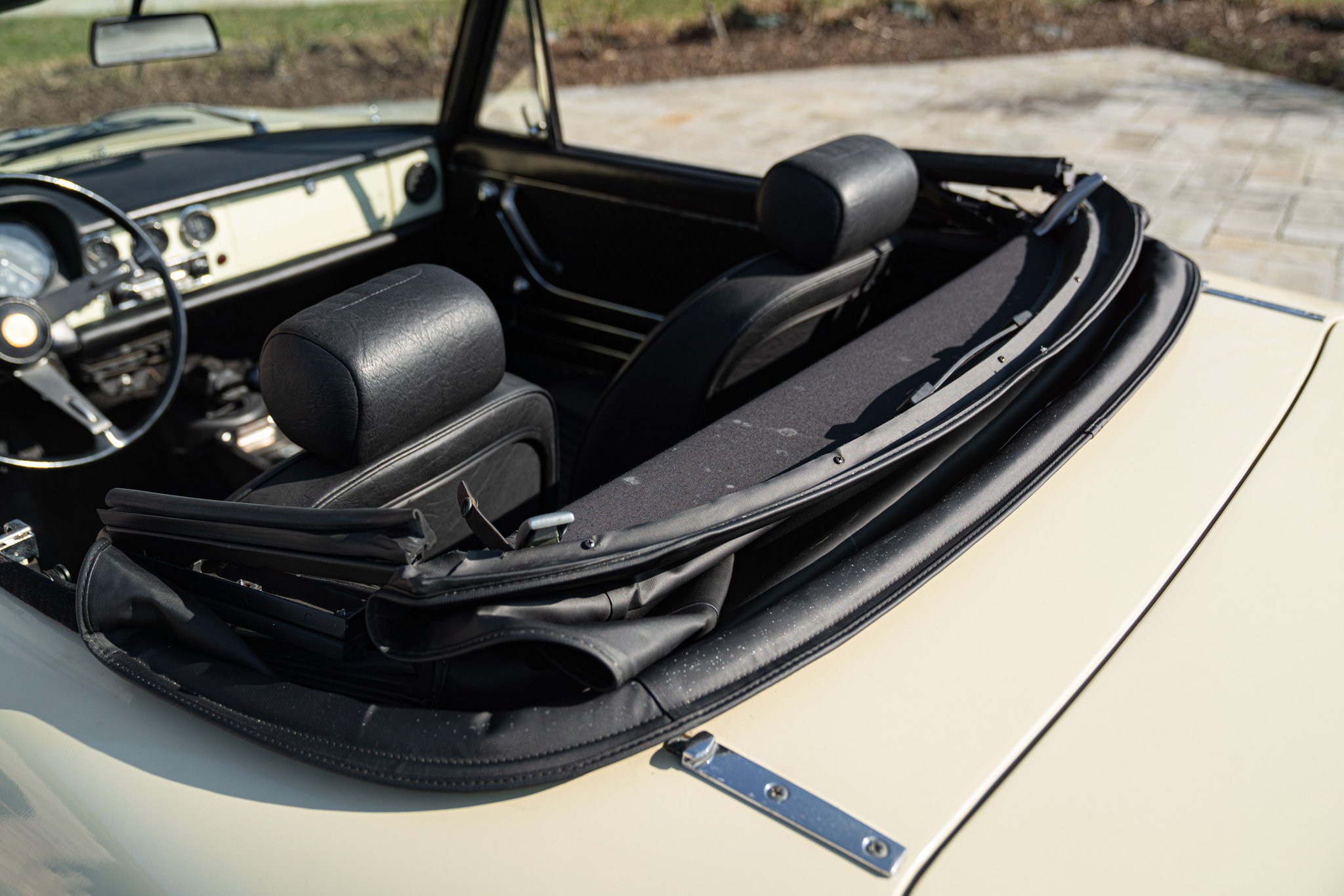 Alfa Romeo SPIDER 1750 VELOCE \"OSSO DI SEPPIA\" 