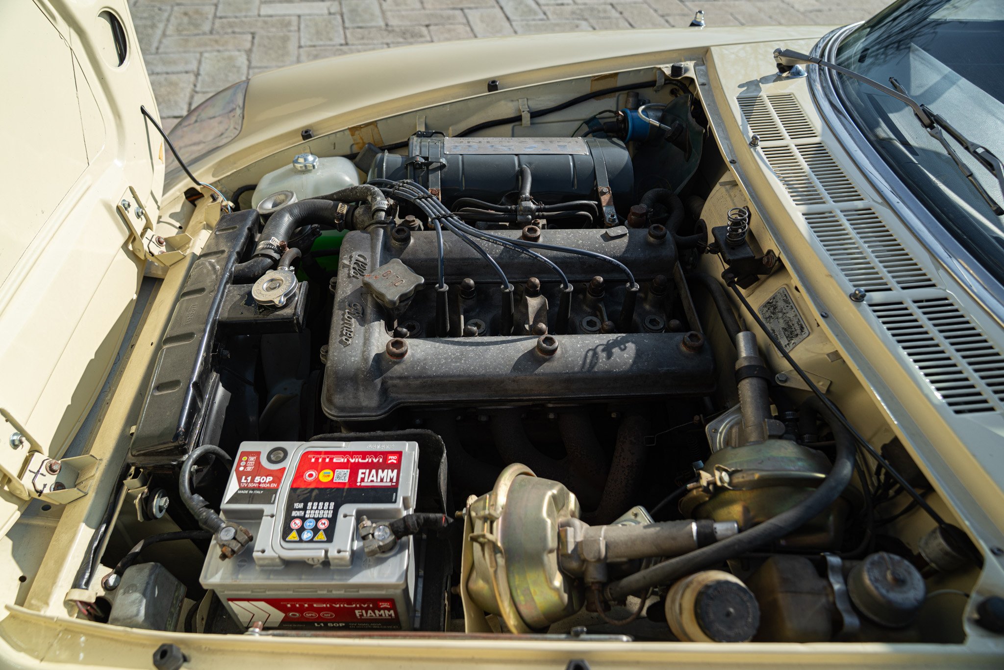 Alfa Romeo SPIDER 1750 VELOCE \"OSSO DI SEPPIA\" 