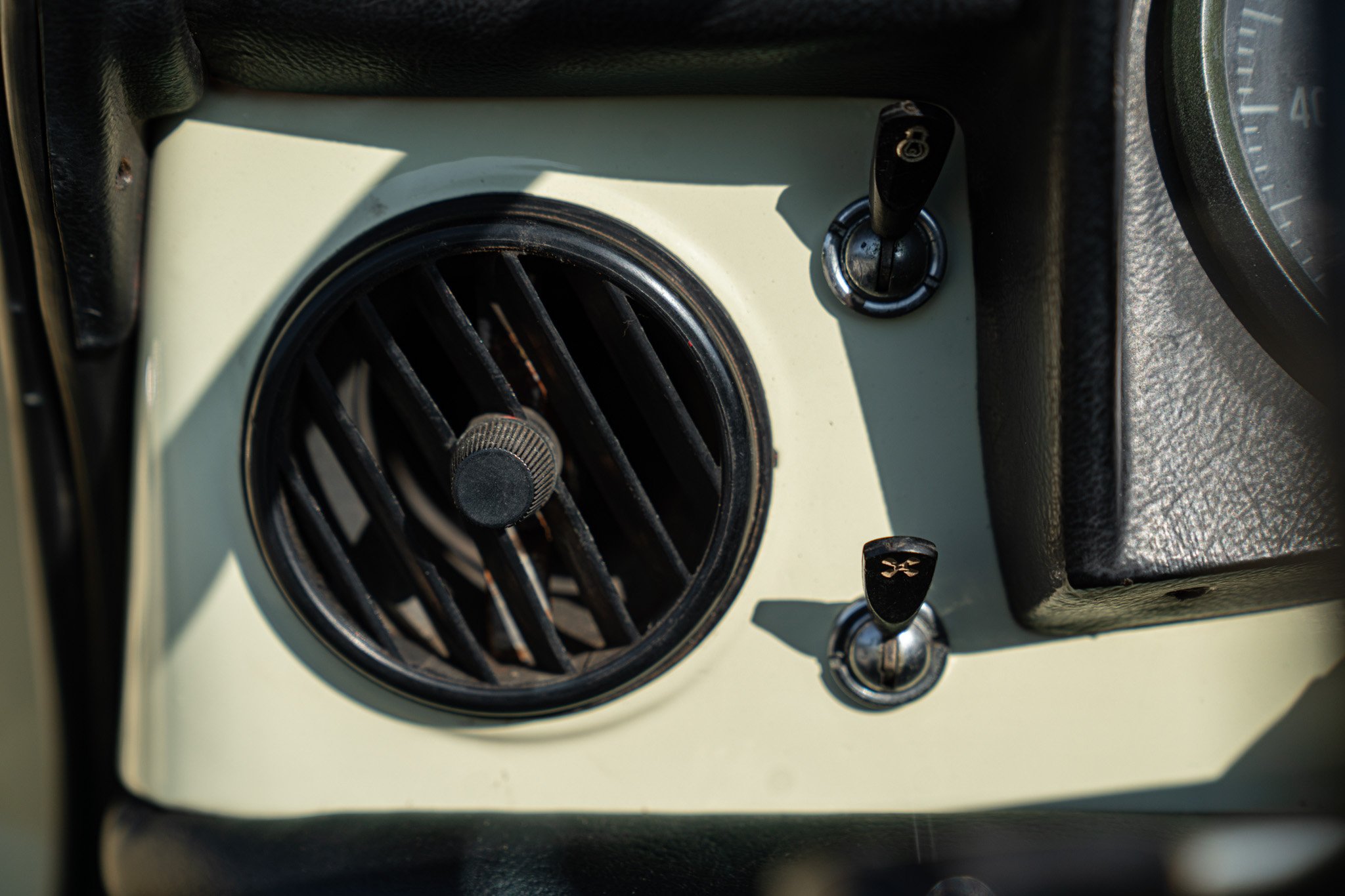 Alfa Romeo SPIDER 1750 VELOCE \"OSSO DI SEPPIA\" 