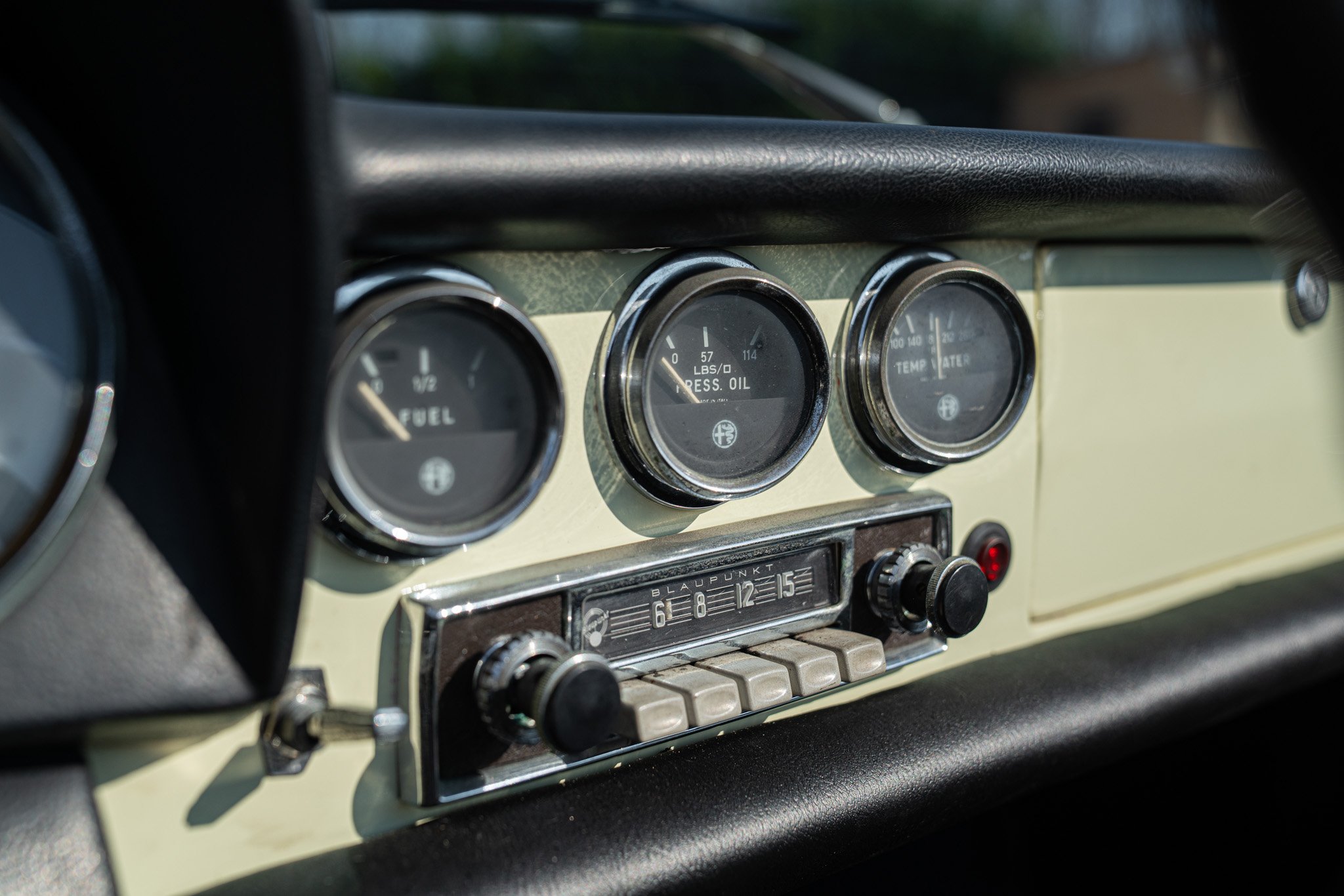 Alfa Romeo SPIDER 1750 VELOCE \"OSSO DI SEPPIA\" 