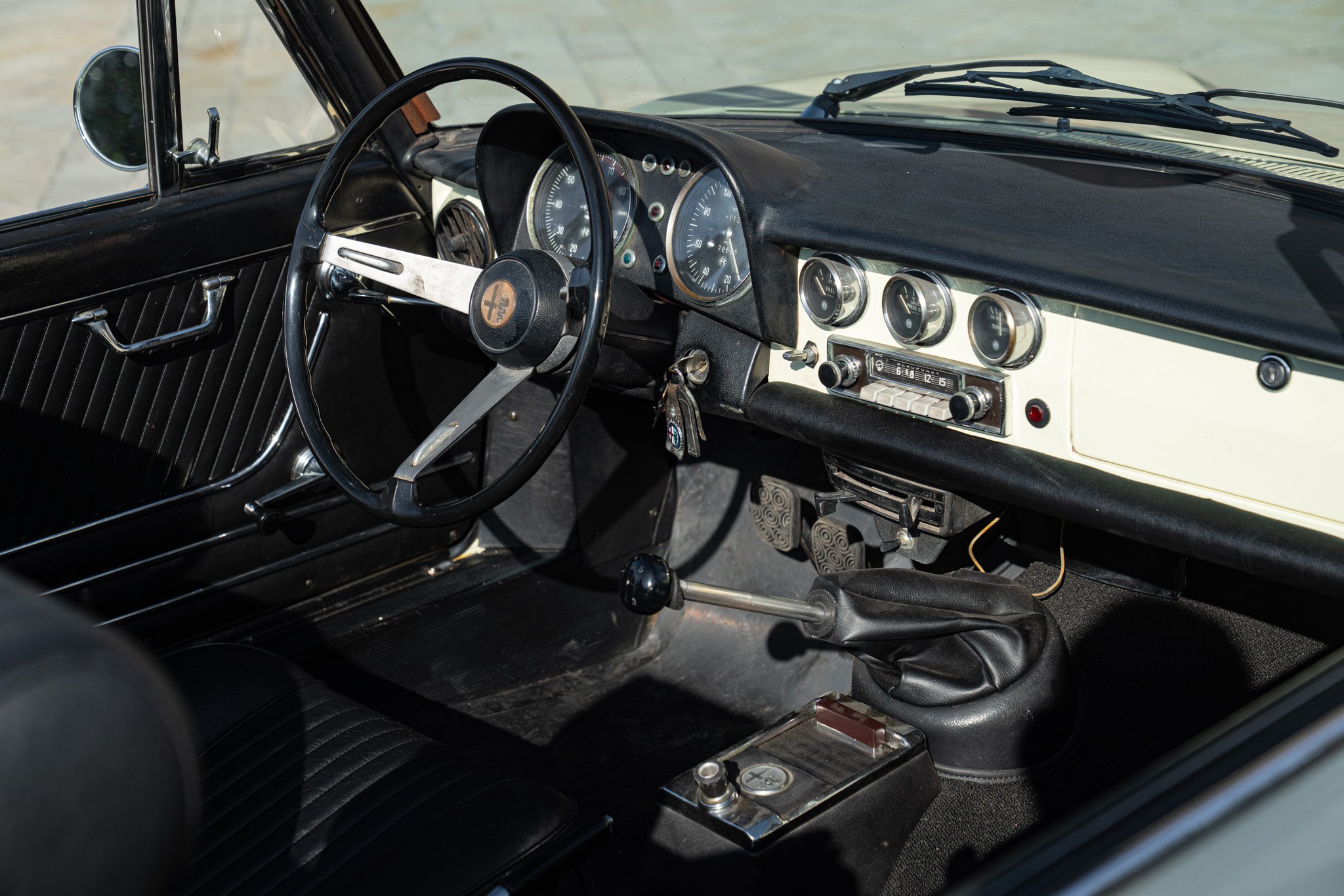 Alfa Romeo SPIDER 1750 VELOCE \"OSSO DI SEPPIA\" 