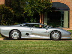 Jaguar XJ 220 